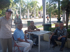 Juego de domino en la plaza