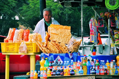 Vendedor de dulces y botanas en el Bosque de Chapultepec, México D.F.