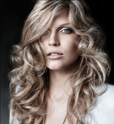 From cute to sexy, long curly wavy hairstyles will never be out of styles.