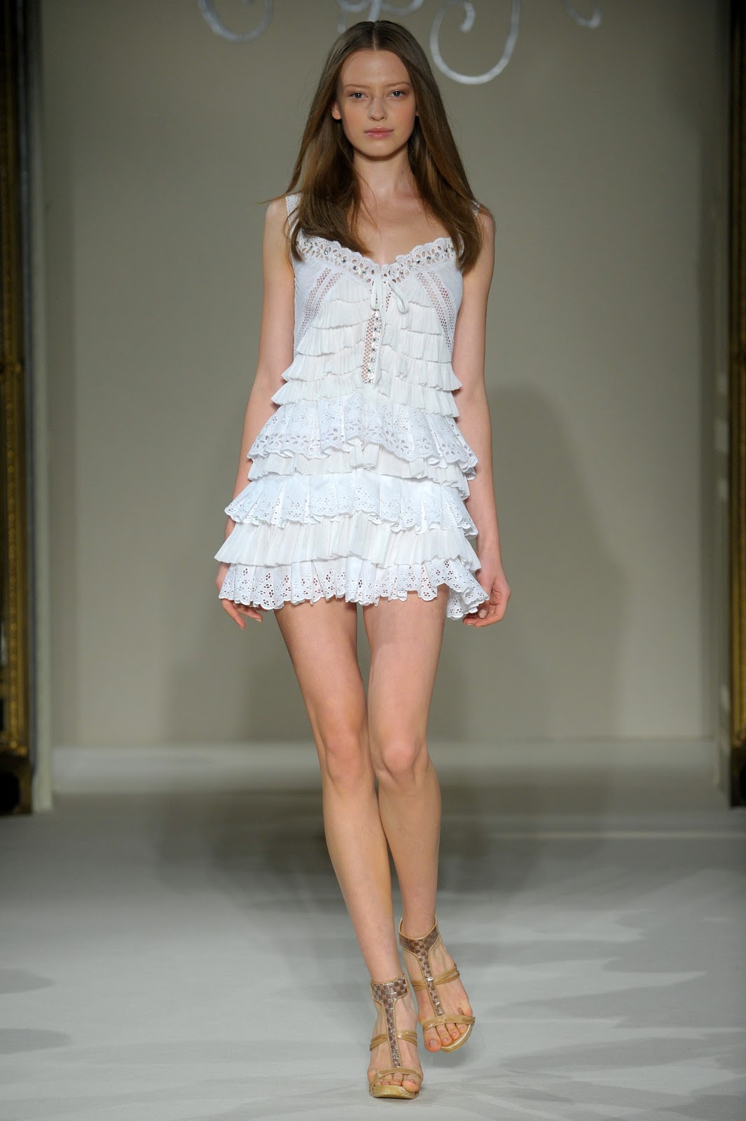 http://3.bp.blogspot.com/_EdTLsV4aqiE/TOxn4DaulMI/AAAAAAAAAUM/NAsoY0nJUY4/s1600/collette_dinnigan_ss11_016.jpg