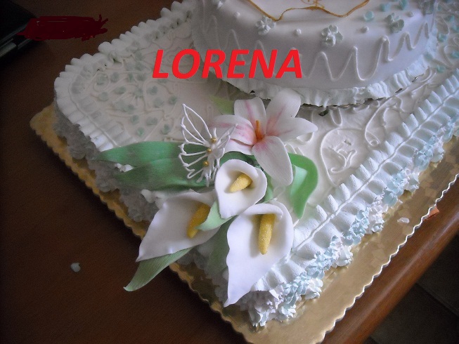 è un pan di spagna farcito con crema di ricotta e gocce di cioccolato ricoperto con panna fresca, i fiori e tutte le dcorazioni sono in pasta di zucchero,