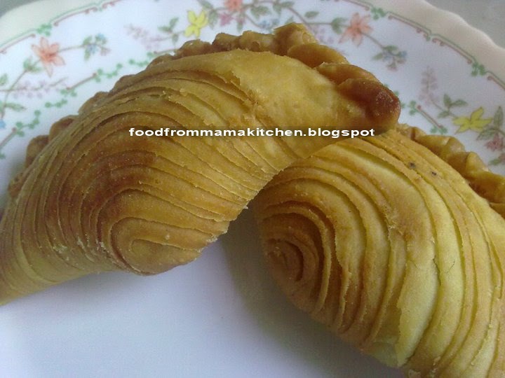 Food from Mama kitchen Karipap Pusing