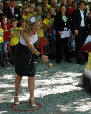 Prinses Maxima gooit een gouden boule voor de opening van Lange Voorhout