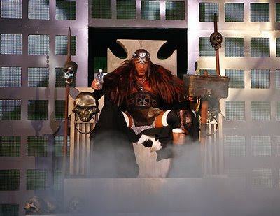 WWE RAW (28-06-10) Thor+triple+h+hache+hhh+2010+junio+estreno