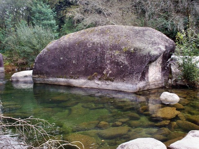 O Rio Homem e as suas águas límpidas e leito rochoso