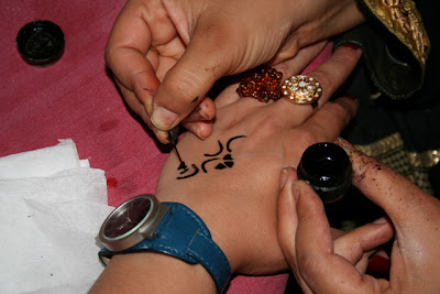 Tatoo de henna en la mano