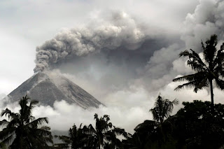 ¿ACTIVIDAD SÍSMICA INTENSA Y EN AUMENTO? - Página 15 Volcan+merapi+erupcion+gas+2