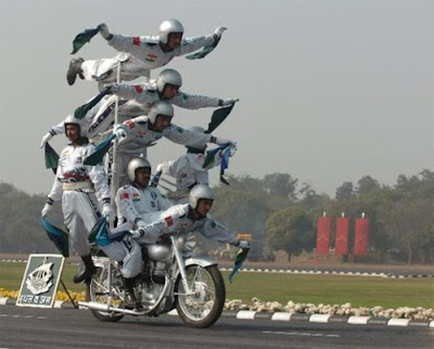 Akrobat Tentara India Diatas Sepeda Motor