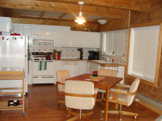[dining+kitchen.JPG]