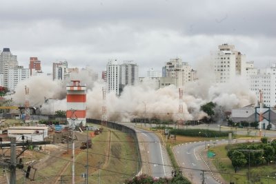 [implosão.jpg]