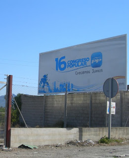 A l'entrada de Sueca, rere la tanca.