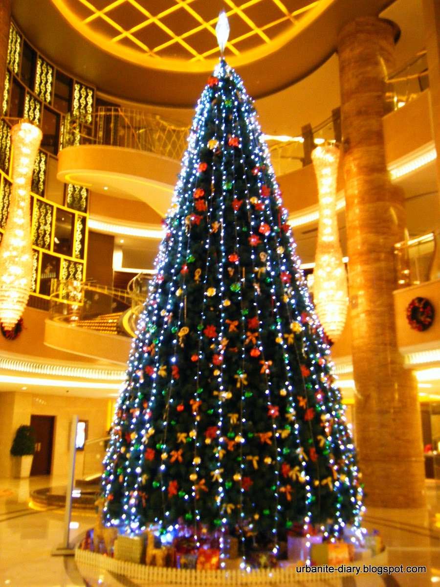[Radisson+Plaza+Hotel+Tianjin+Christmas+Tree.JPG]