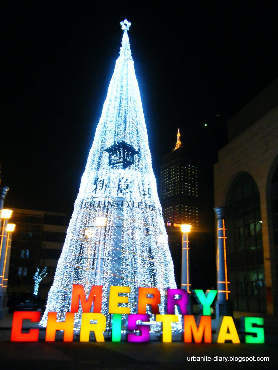 [Christmas+Tree+in+Tianjin.JPG]