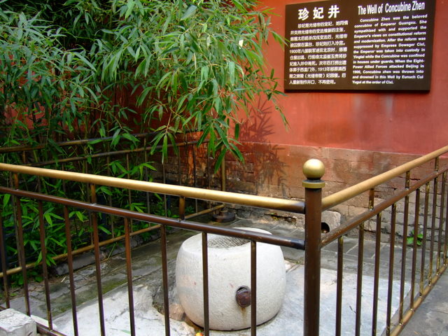 [The+well+where+Jen+Concubine+died.JPG]