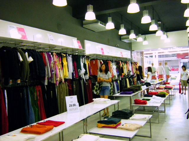 [Inside+MNG+Warehouse+Outlet.JPG]