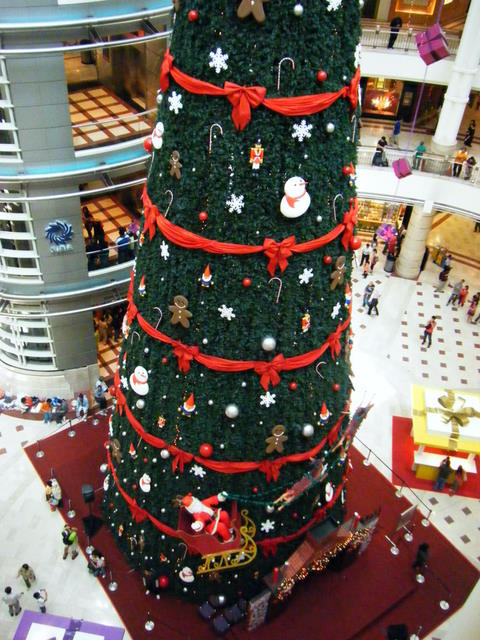 [KLCC+Christmas+Tree+2.JPG]