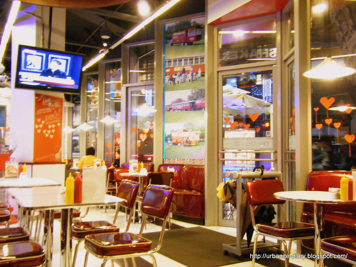 [Inside+Johnny+Moo.JPG]