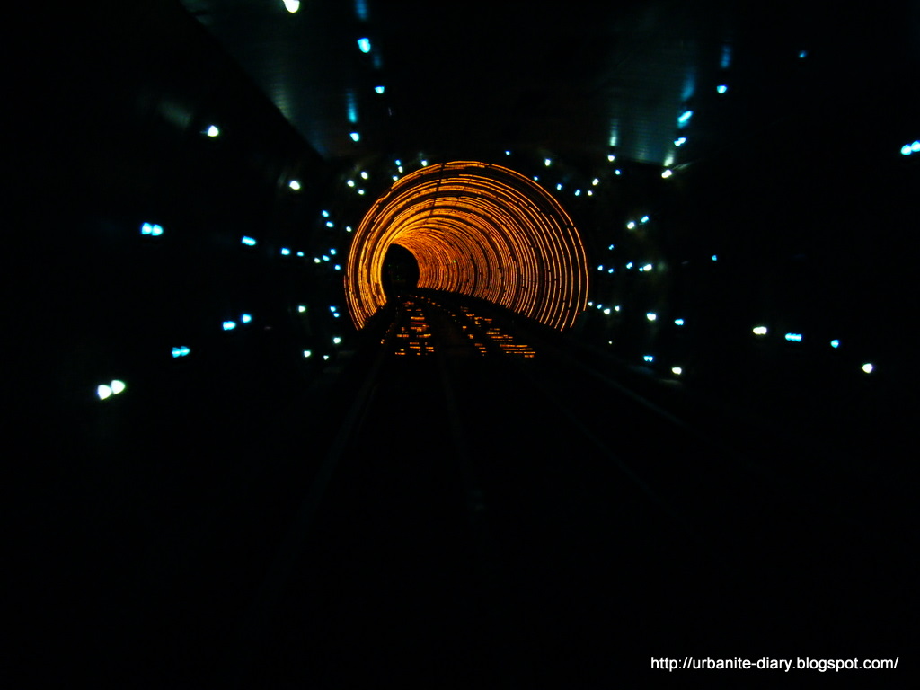 [Bund+Sightseeing+Tunnel+5.JPG]