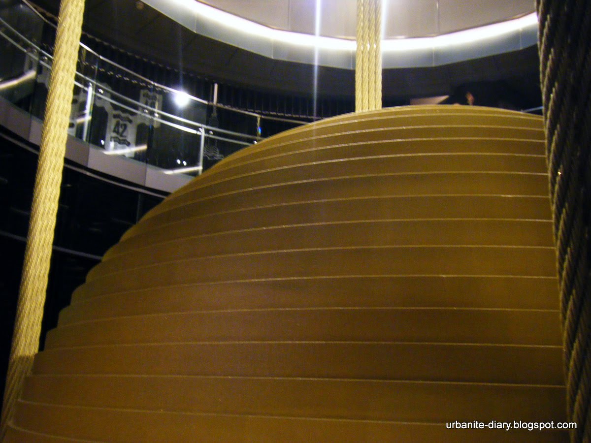 [Taipei+101+Super+Big+Wind+Damper+2.JPG]