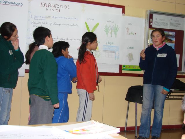 Grupo Exploradores en tarea de Exposición