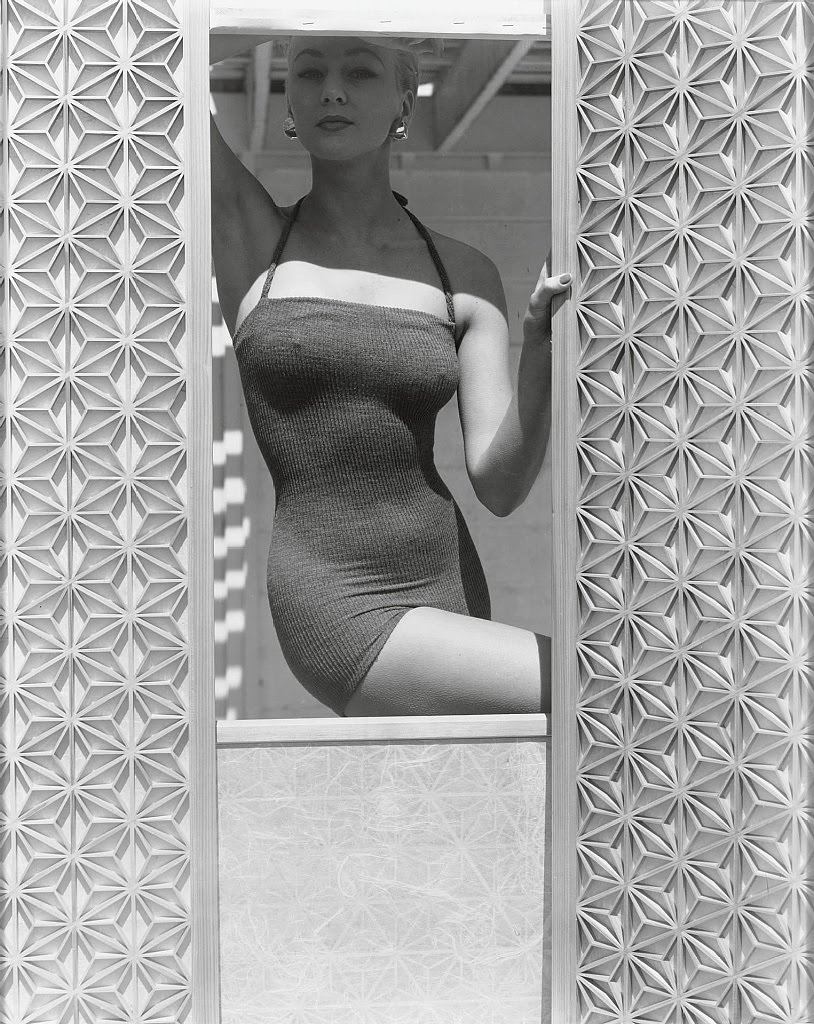 Horst+P.+Horst+-+Model+in+Woollen+Swimsuit+between+Screens,+1953.jpg