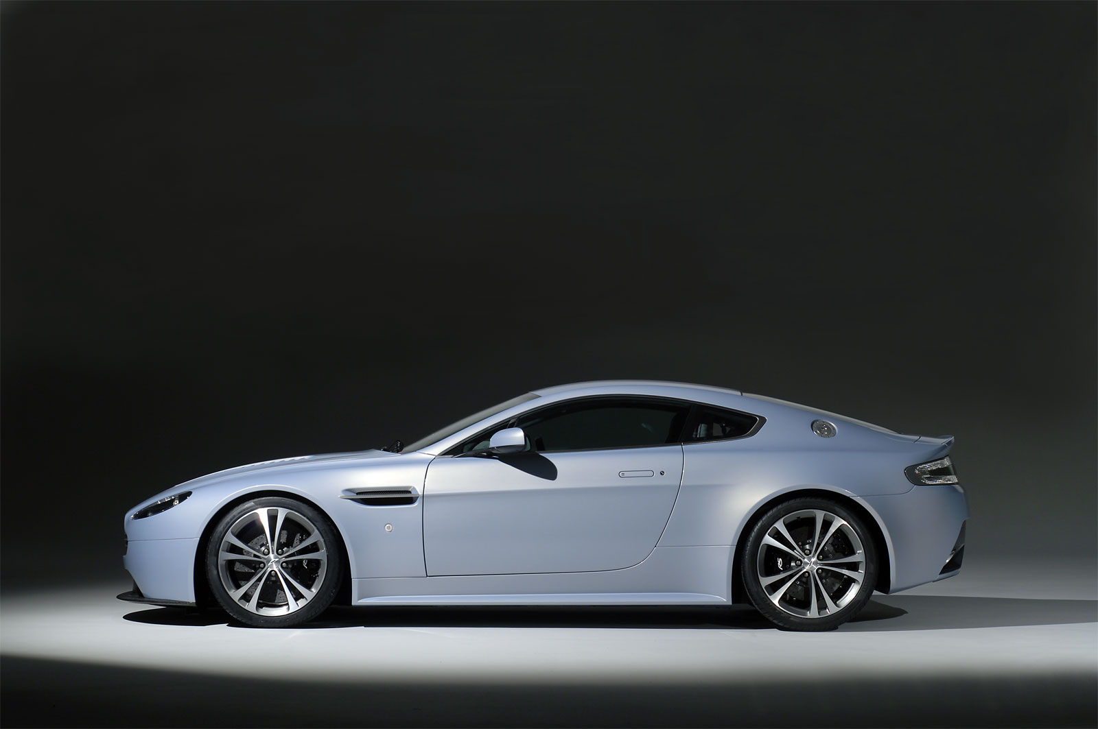 [Aston+Martin+V12+Vantage+RS+Concept+2.jpg]
