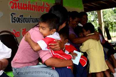 กอดแม่อุ่นจริงๆ เลยครับ