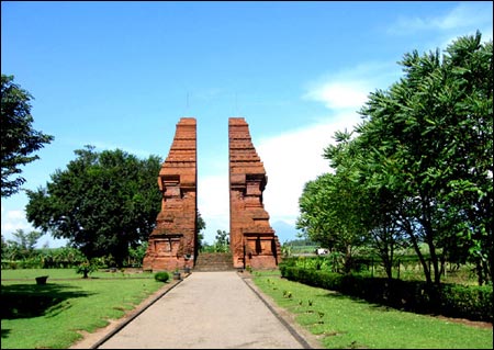 Sedikit Informasi Untuk Anda: Candi Wringin Lawang Kab. Mojokerto