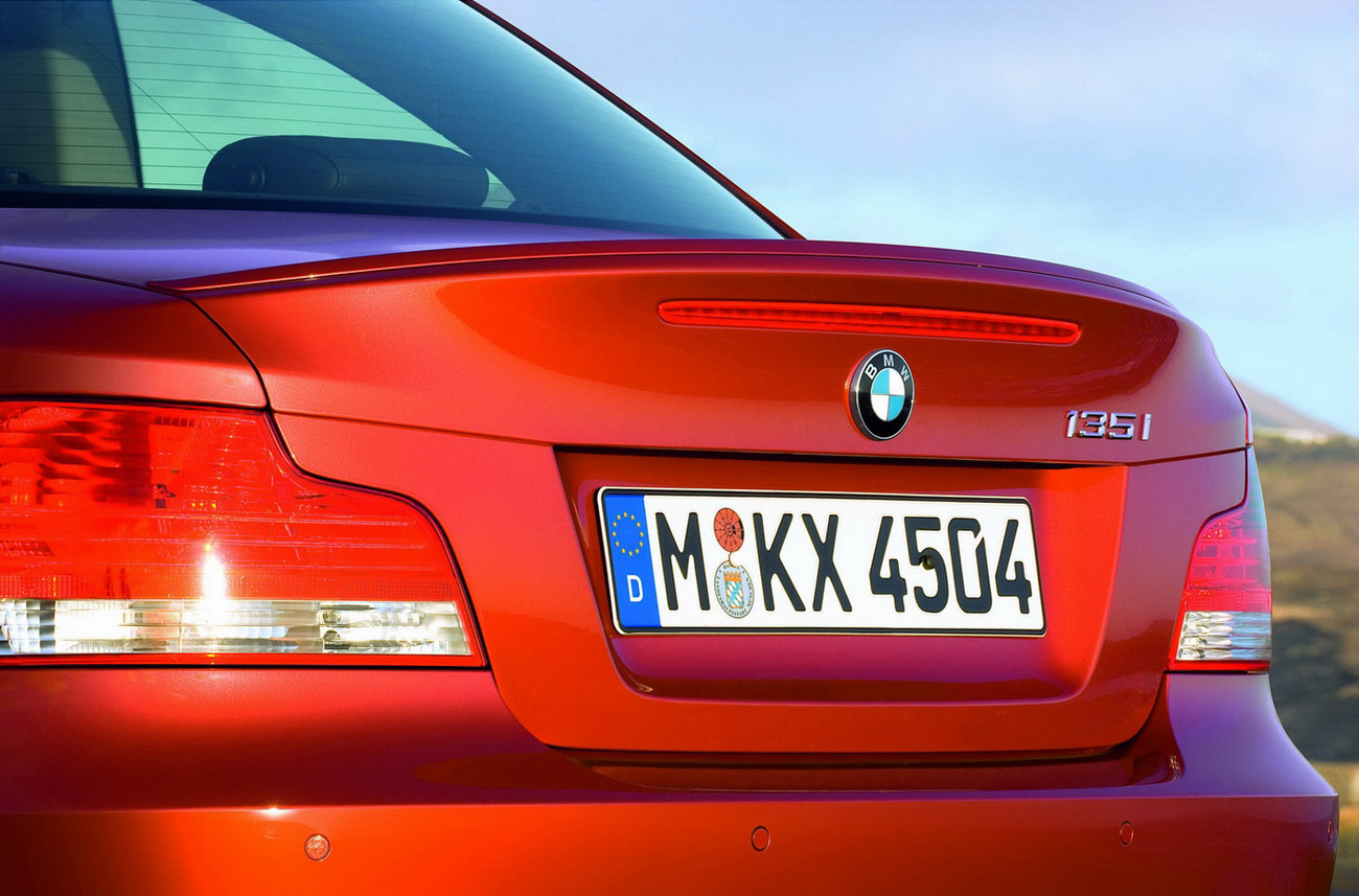 [Carscoop_BMW_1Coupe_31.JPG]