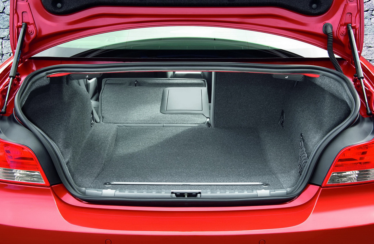 [Carscoop_BMW_1Coupe_35.JPG]