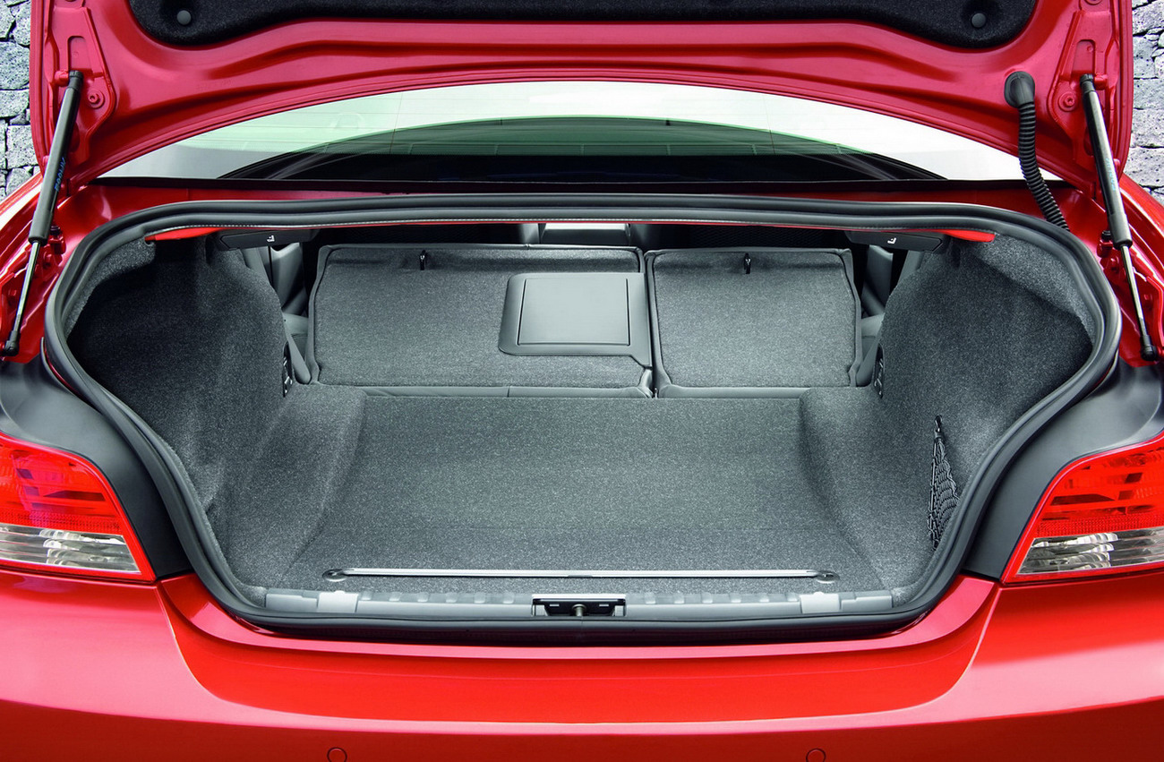 [Carscoop_BMW_1Coupe_37.JPG]