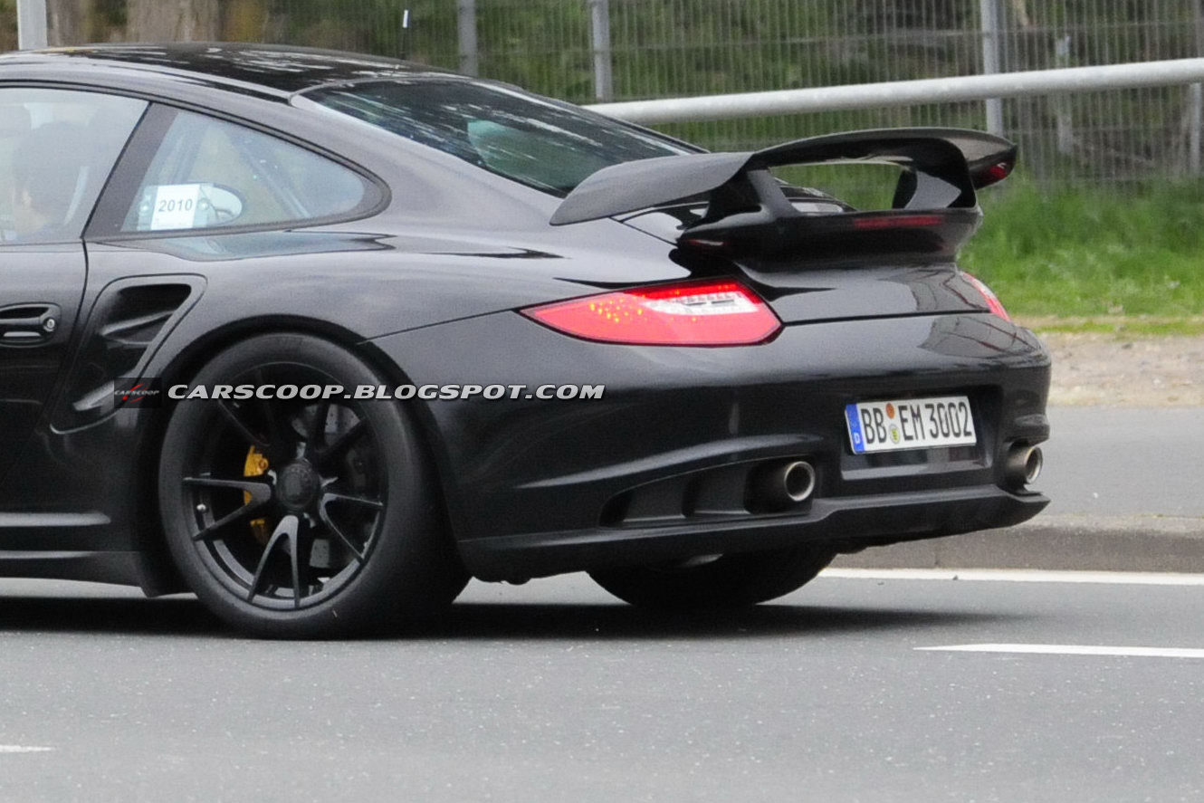 2011-Porsche-911-GT2-RS-10.jpg