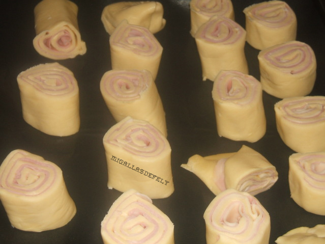 [rollitos+de+hojaldre,+jamón+y+queso2.JPG]