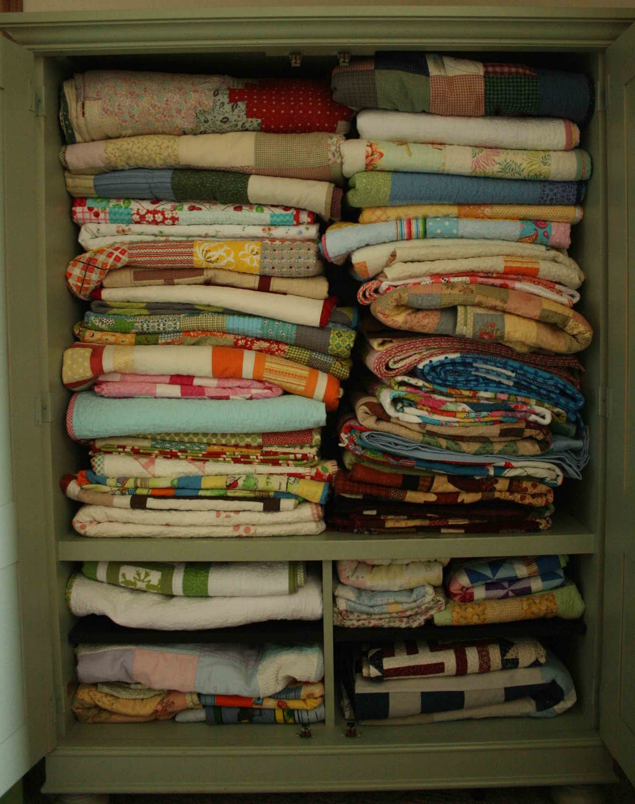 [my+quilt+cupboard.JPG]