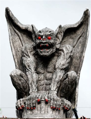 [sculptures_on_buildings_10.jpg]