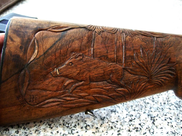 (Rodolfo Orecchio)  legno di calcio di fucile raffigurante scene di caccia (Rodolfo Orecchio)