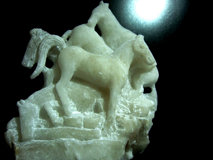 Rodolfo Orecchio) alabastro cm 18x15 (in fase di realizzazione) dal titolo "cavalli tra le rocce"