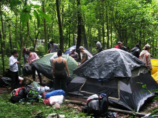 [acampando.JPG]