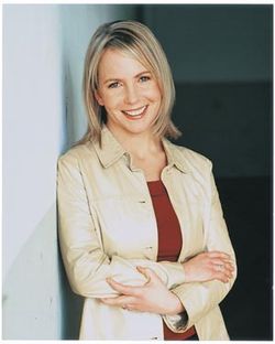 [Marti+Noxon+egy+frászkarikát.jpg]