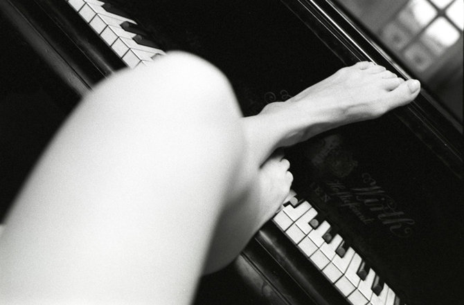 Maya Kendrick снимает черное белье и голая садится за рояль