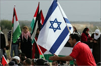 Les drapeaux d'Israël et de Gaza côte à côte. Document AFP.
