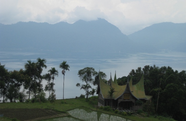 [Danau+Malinjo.JPG]