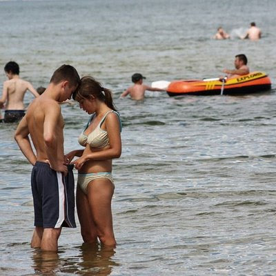 http://3.bp.blogspot.com/_GQrNR2iABwc/SmAtl5U5o-I/AAAAAAAAD7I/YrXXneA5HmA/s400/girl+checking+boy+on+beach.jpg