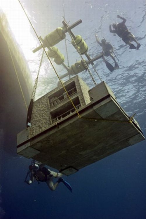[the_largest_underwater_museum_09.jpg]