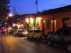 Al caer la noche comienzan los cantos de velorio de "Cruz de Mayo"