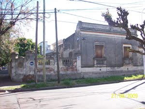 ESQUINA CASI CENTENARIA DE DORREGO Y SAENZ PEÑA, EN "LA LOMA" FUNDACIONAL.