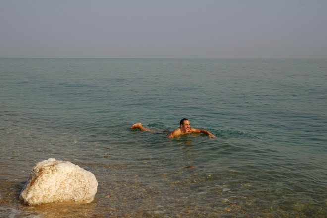 En el Mar Muerto: esto es nadar sacando el cuerpo!