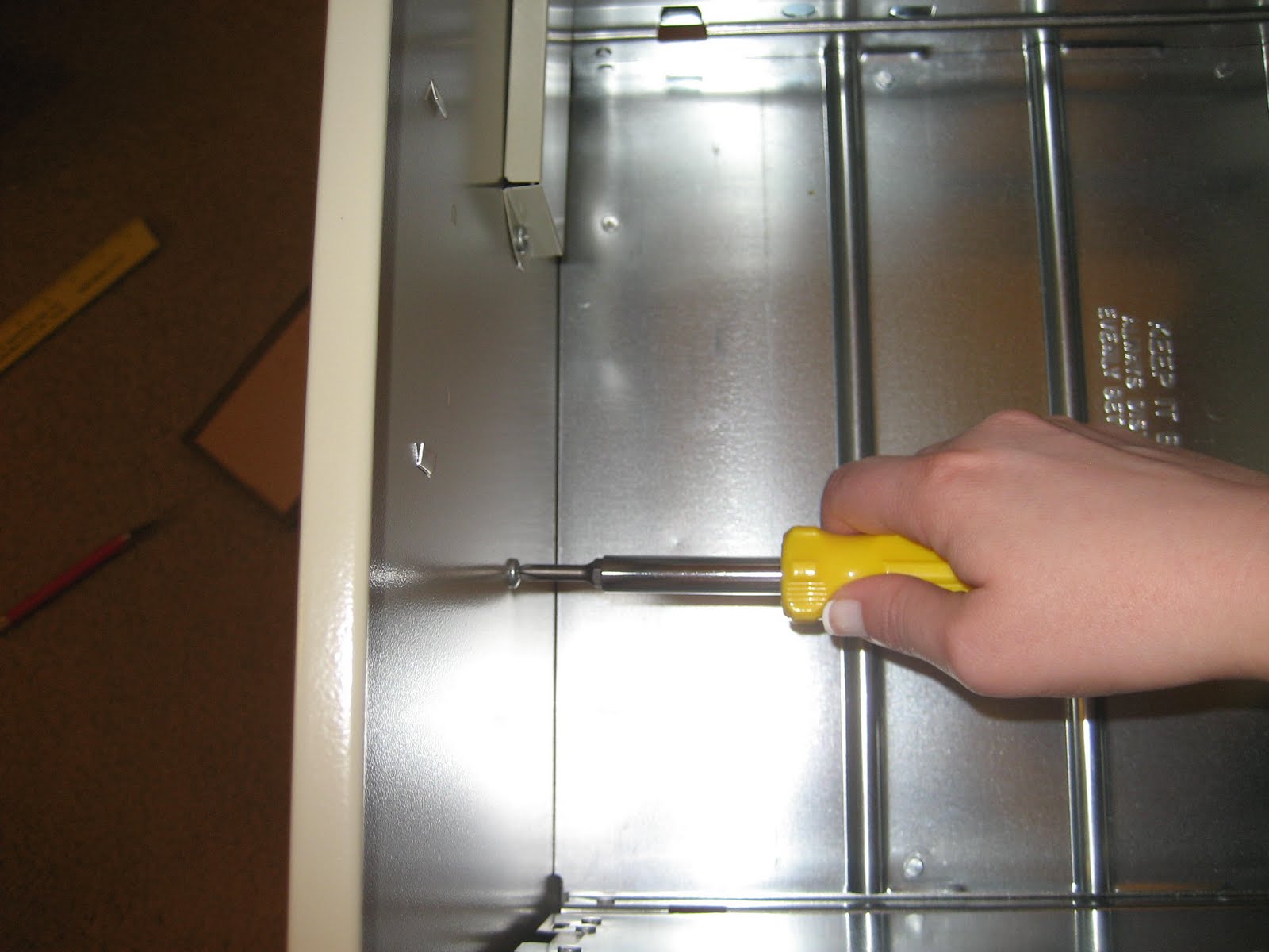 31 diy Tutorial How to cover a file with contact paper