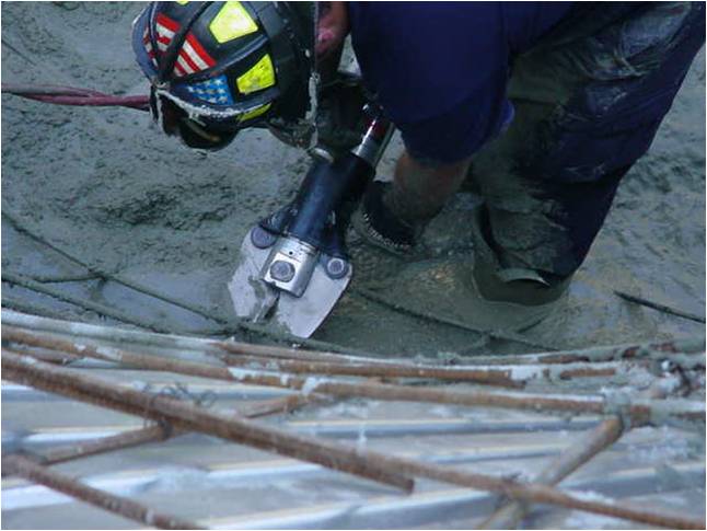 [Cutting+rebar+grid+with+a+power+hydraulic+cutter.jpg]
