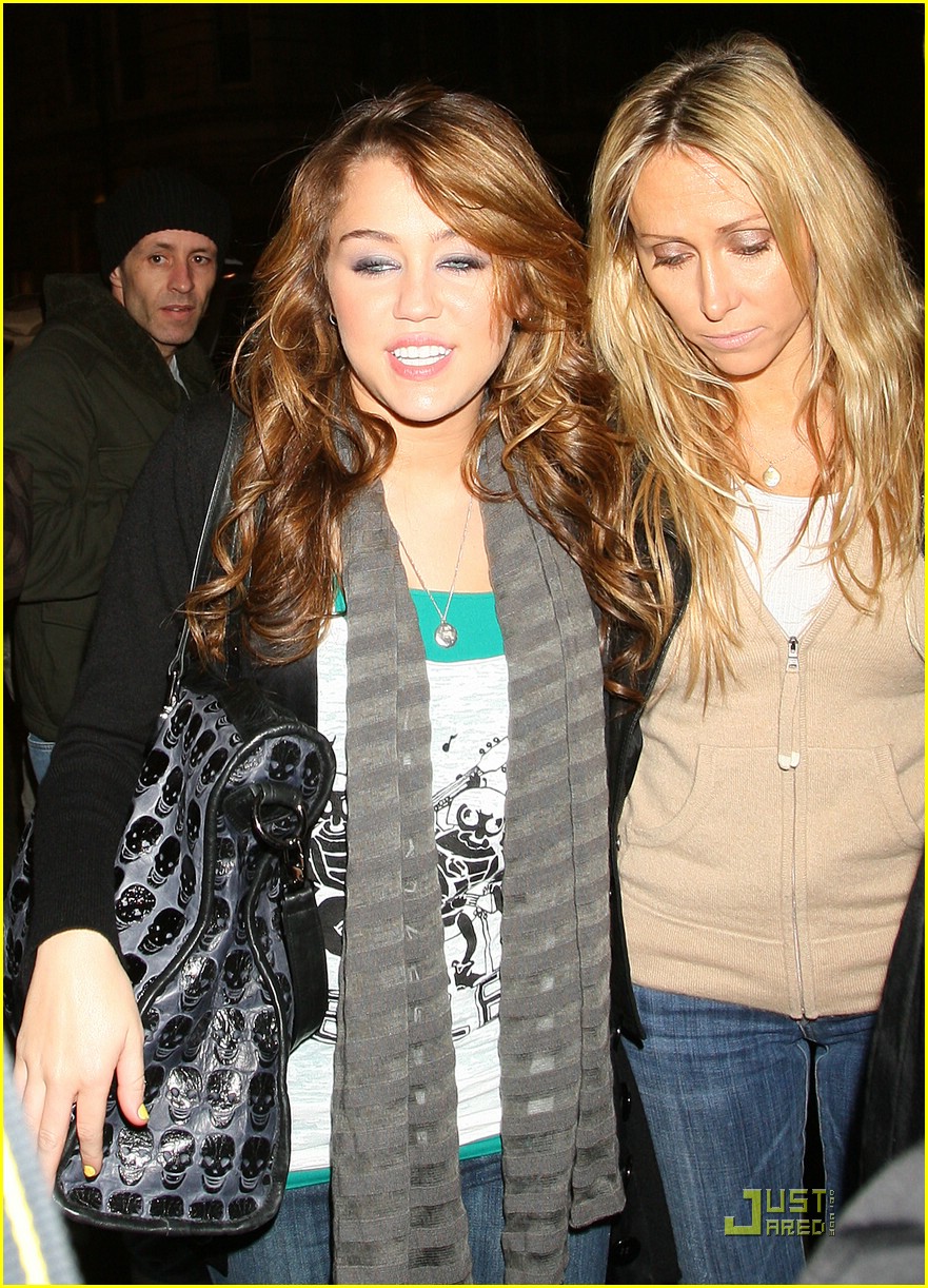 [miley-cyrus-top-shop-03.jpg]